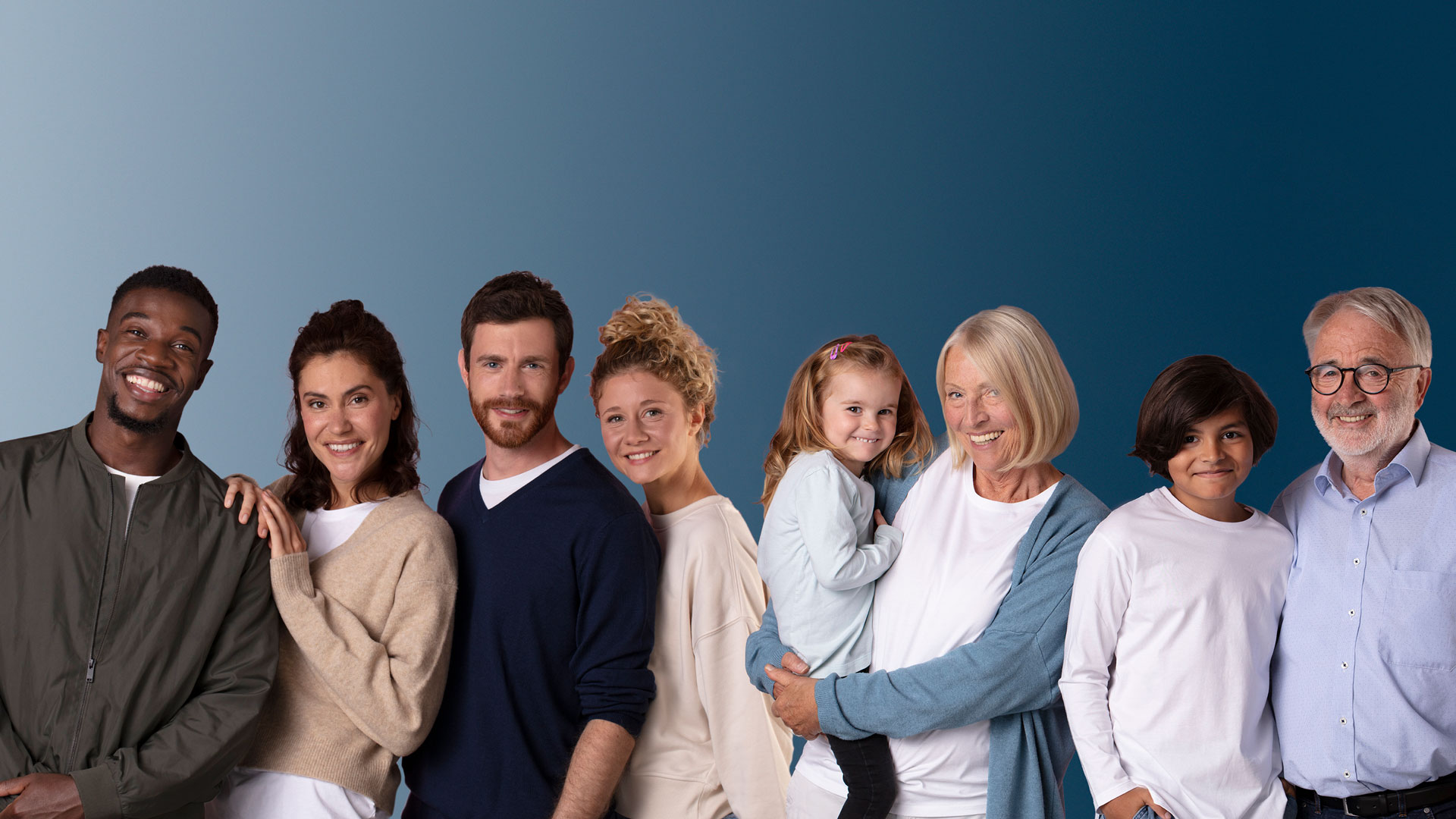 Gruppe lächelnder Menschen verschiedener Altersgruppen und Herkunft – Symbolbild für Vielfalt, Gesundheit und generationsübergreifende medizinische Versorgung.