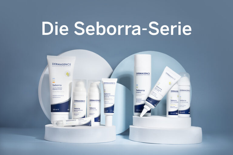 Dermasence Seborra-Serie für unreine, fettige Haut mit medizinischer Gesichtspflege auf blauem Präsentationspodest