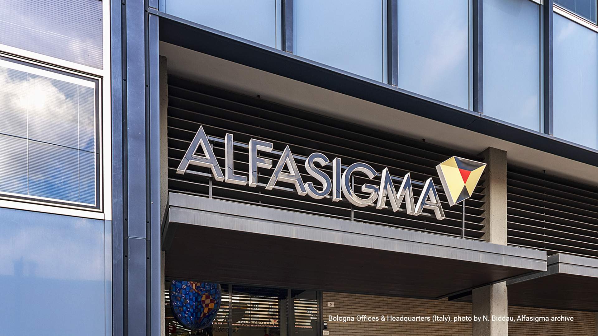 Logo von ALFASIGMA an einer Haeuserfassade