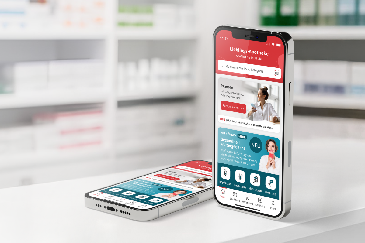 Zwei Smartphones, eines hochkant und eines quer, zeigen den Startscreen der iA.de-App in einer Apothekenszene.