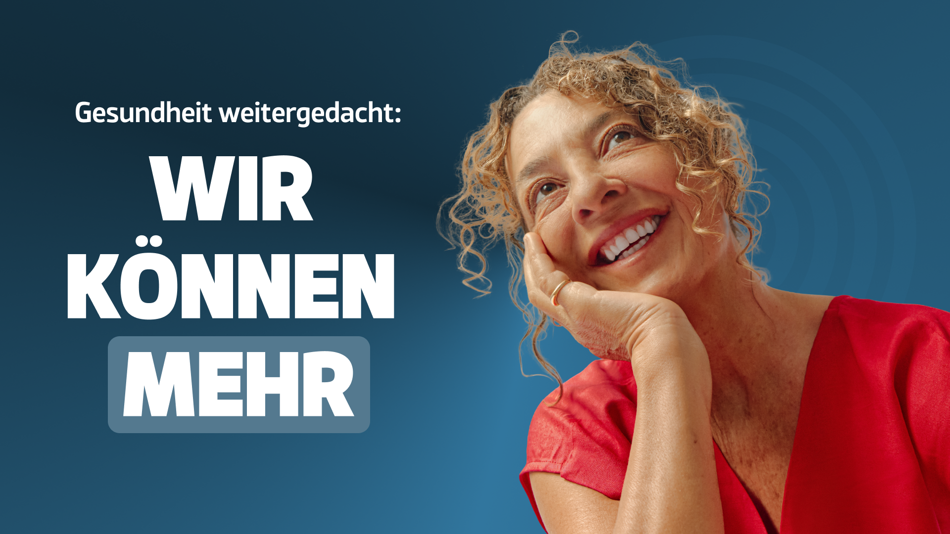 Freundlich lächelnde Frau vor dunkelblauem Hintergrund, begleitet vom Schriftzug „Gesundheit weitergedacht: Wir können mehr".