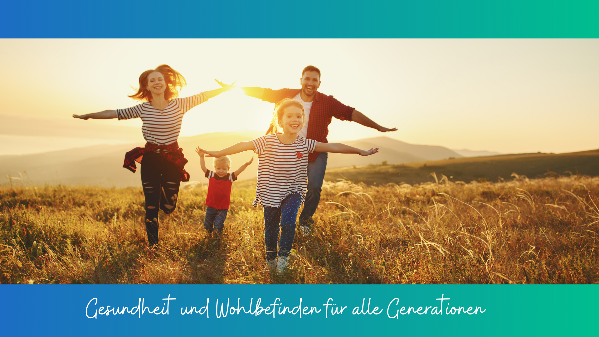 Glückliche Familie mit Kindern läuft bei Sonnenuntergang durch eine Wiese – Symbol für Gesundheit und Wohlbefinden für alle Generationen.