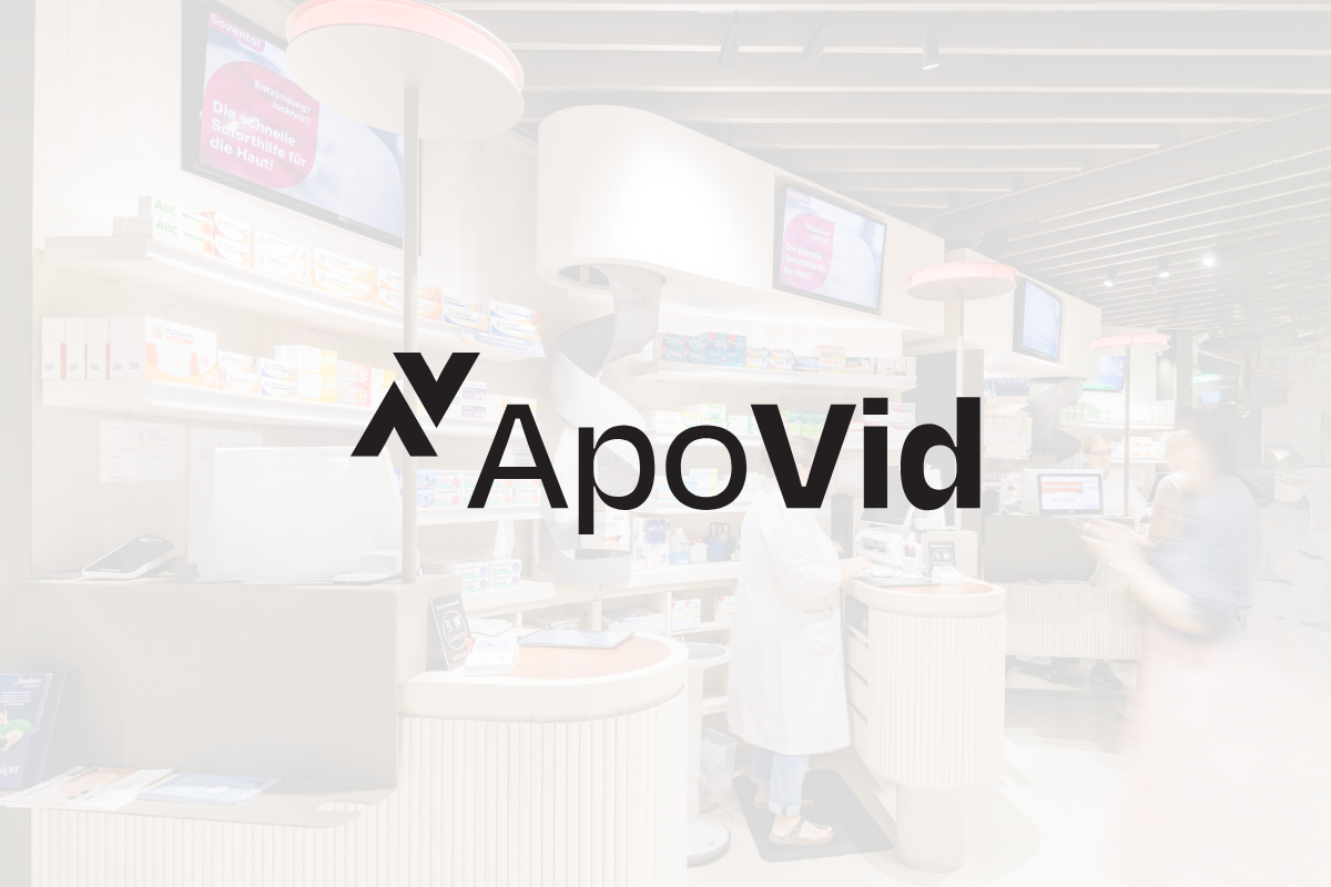 Helles Apothekeninterieur mit Verkaufstresen, Regalen und digitalen Bildschirmen im Hintergrund. Zentral ist das ApoVid-Logo über dem Bild platziert