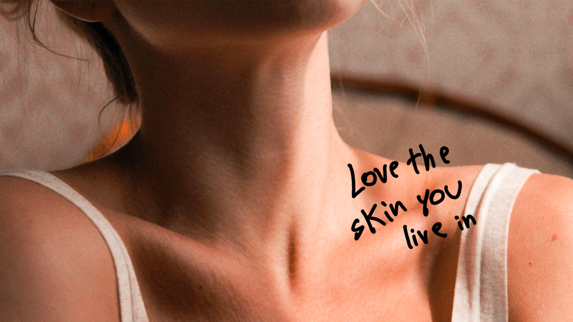 Junge Frau zeigt Hals und Dekolleté im Sonnenlicht, daneben Slogan: love the skin you live in und das natüür Logo